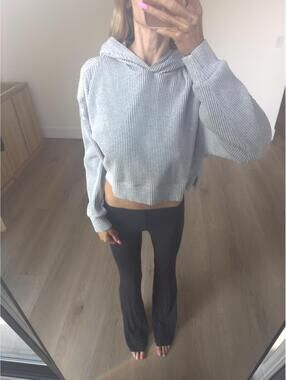 Grey cropped alo hoodie - size medium